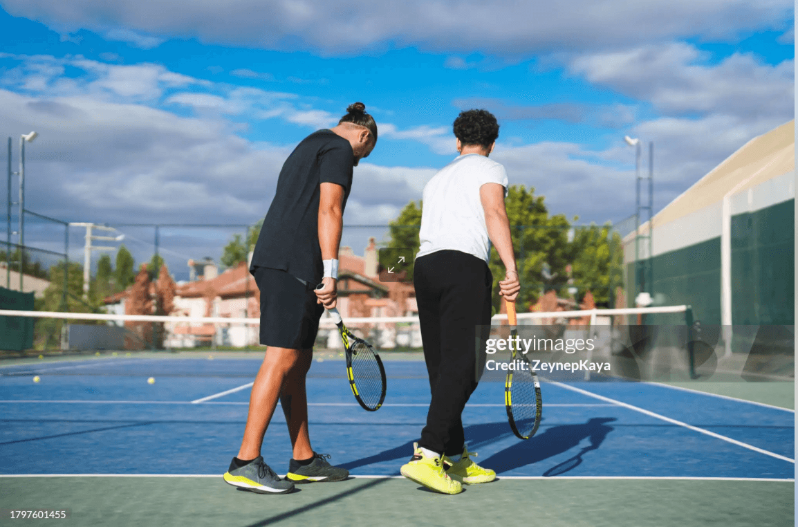 Jugadores de tenis compartiendo la cancha