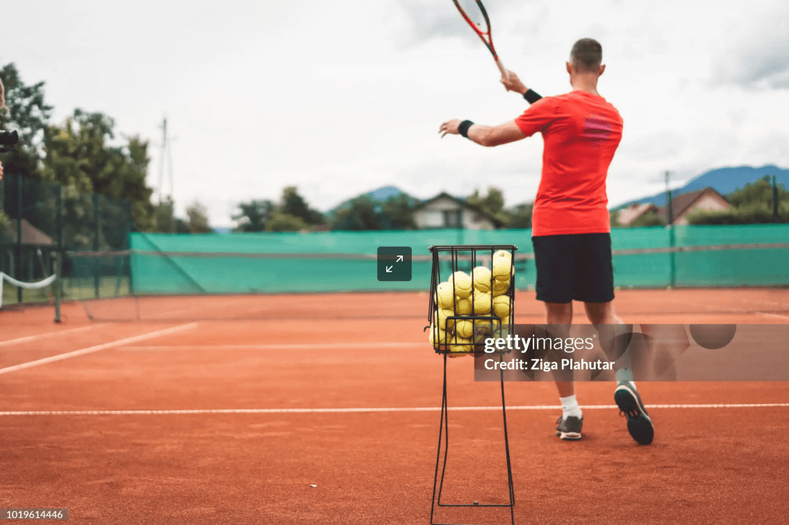 Jugador de tenis preparándose para sacar